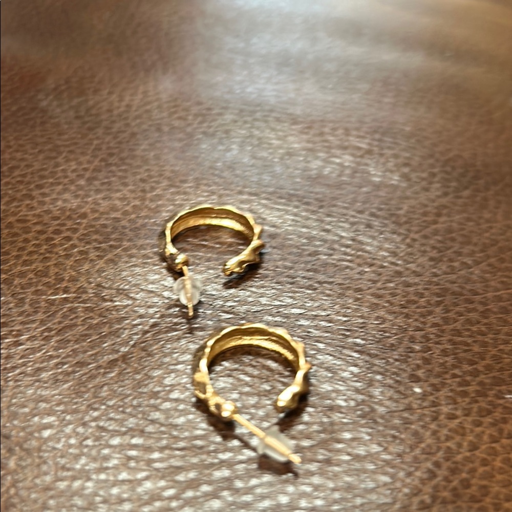 Source Unknown Goldtone Classic Small Hoop Earrings - Picture 6 of 6
